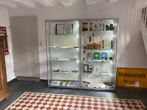 Aufstellung von Ausstellungsvitrinen 2021