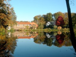 Blick vom Wasser auf die Schrofmühle